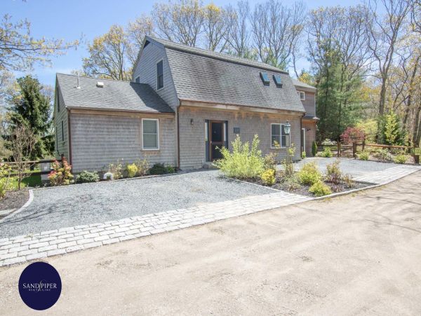 Cape Cod Home 995369