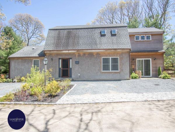 Cape Cod Home 995369