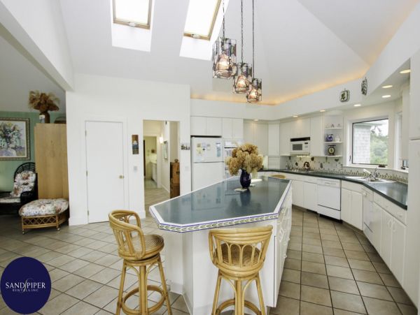 Cape Cod Home 995370
