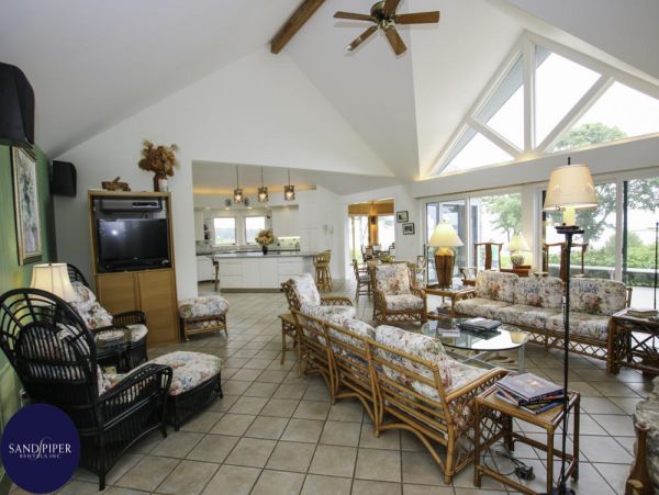 Cape Cod Home 995370