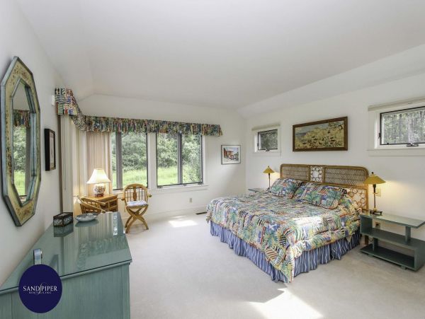 Cape Cod Home 995370