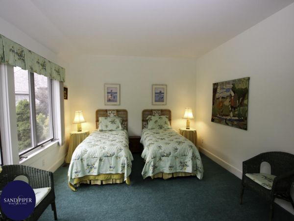 Cape Cod Home 995370