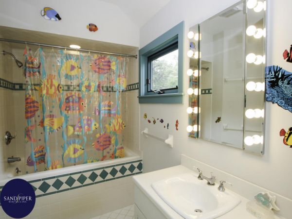 Cape Cod Home 995370