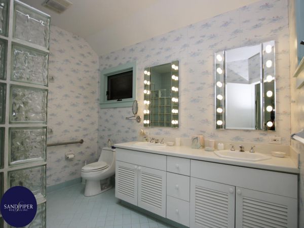 Cape Cod Home 995370