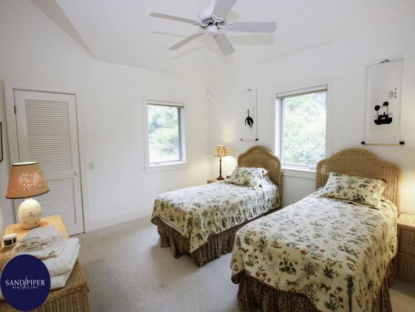 Cape Cod Home 995370