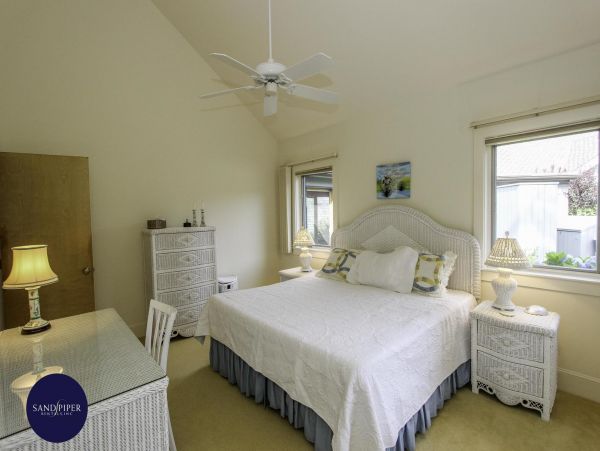 Cape Cod Home 995370