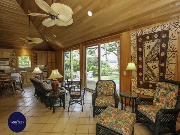 Cape Cod Home 995370