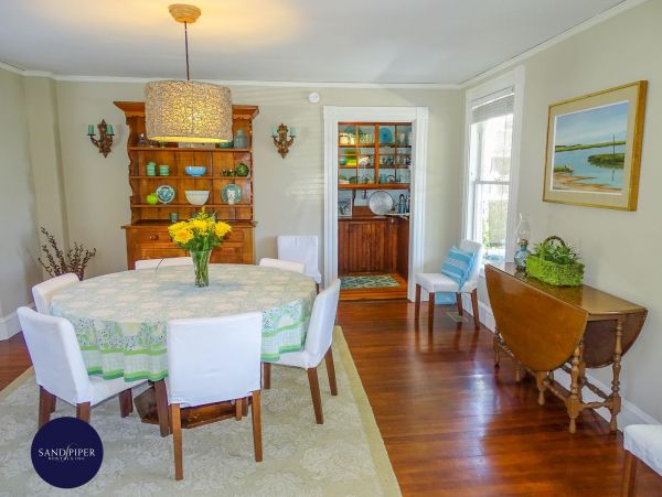 Cape Cod Home 995371