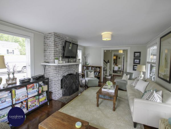 Cape Cod Home 995371