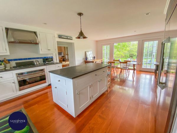 Cape Cod Home 995373
