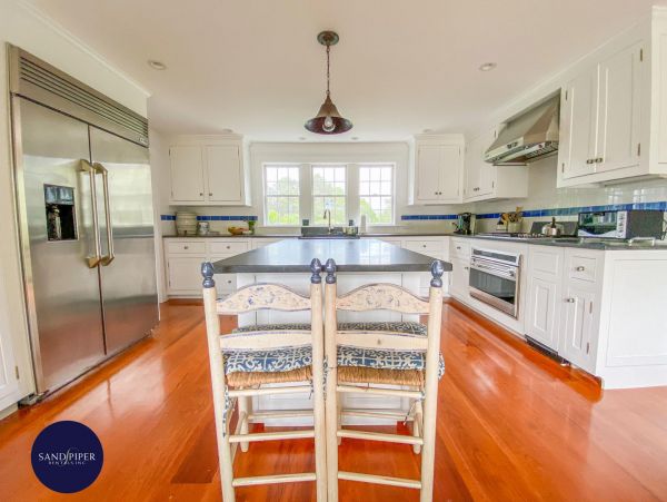 Cape Cod Home 995373