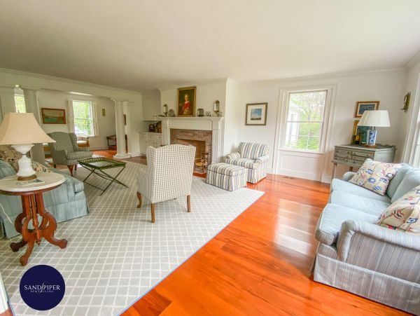 Cape Cod Home 995373