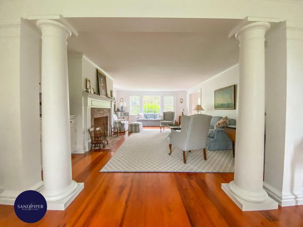 Cape Cod Home 995373