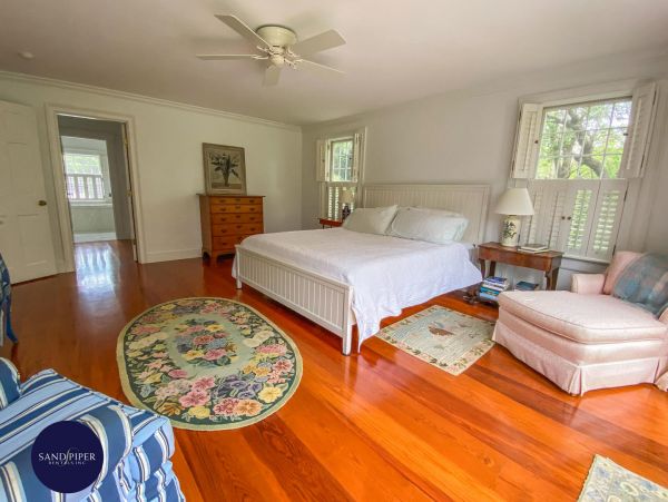 Cape Cod Home 995373
