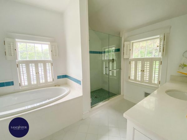 Cape Cod Home 995373