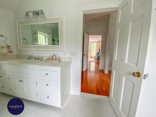Cape Cod Home 995373