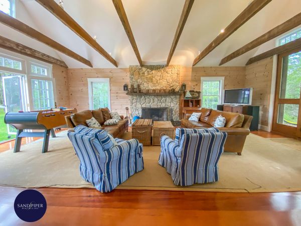 Cape Cod Home 995373
