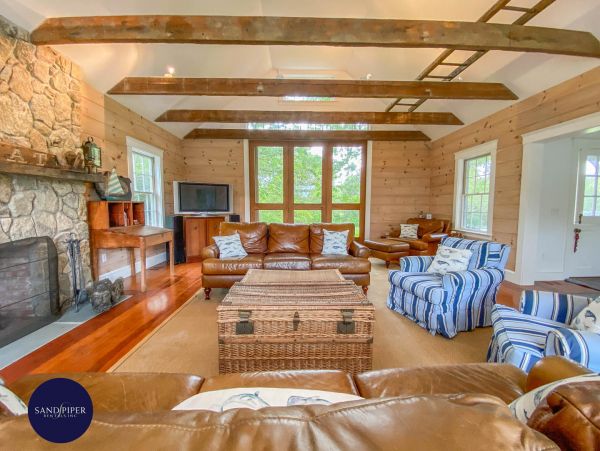 Cape Cod Home 995373