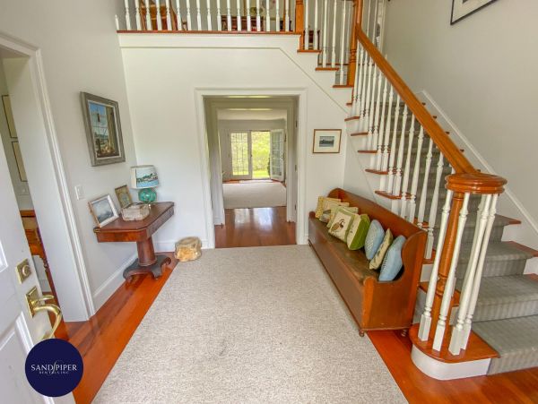 Cape Cod Home 995373