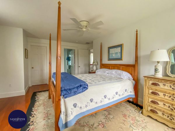 Cape Cod Home 995373