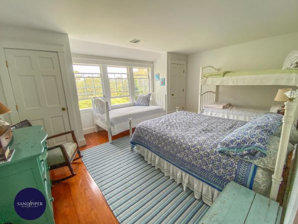 Cape Cod Home 995373