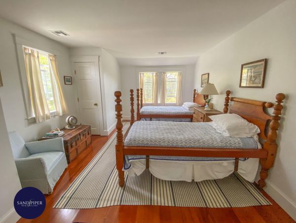 Cape Cod Home 995373