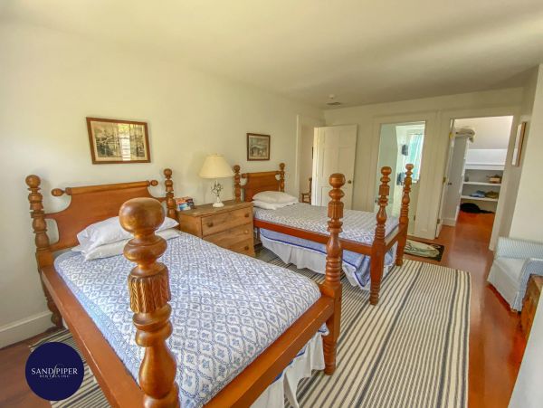 Cape Cod Home 995373
