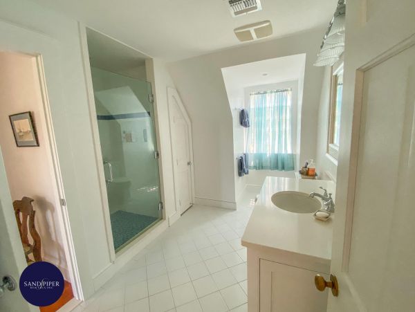 Cape Cod Home 995373
