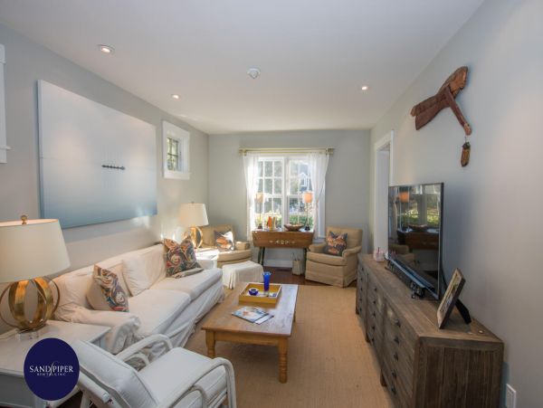 Cape Cod Home 995376