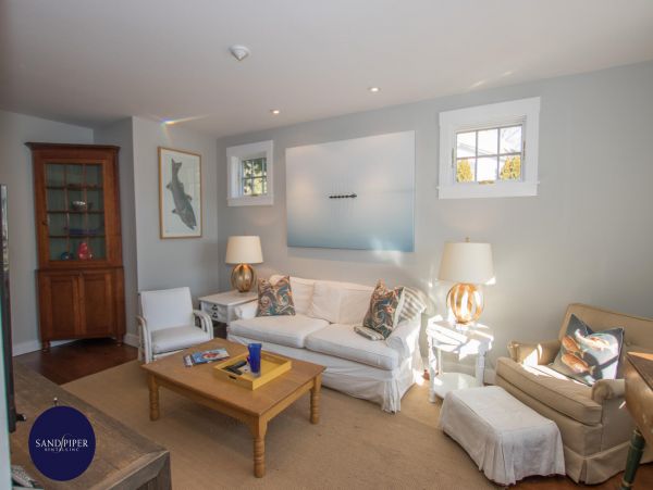 Cape Cod Home 995376