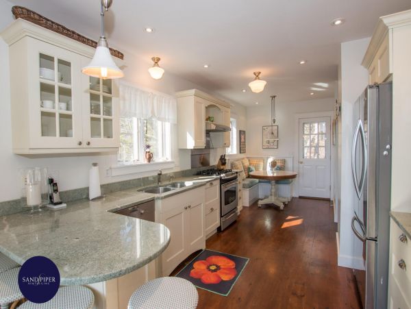 Cape Cod Home 995376