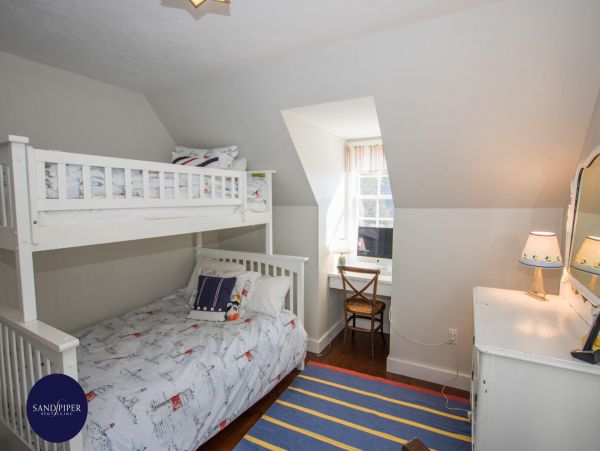 Cape Cod Home 995376