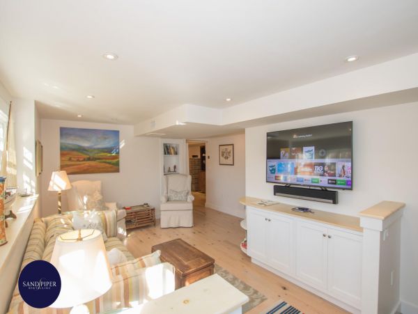 Cape Cod Home 995376