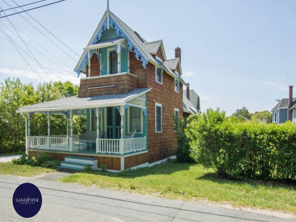 Cape Cod Home 995377