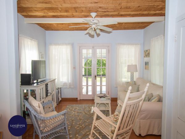 Cape Cod Home 995377