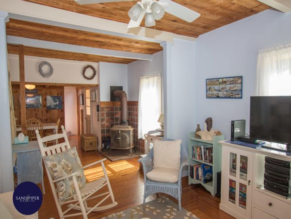 Cape Cod Home 995377
