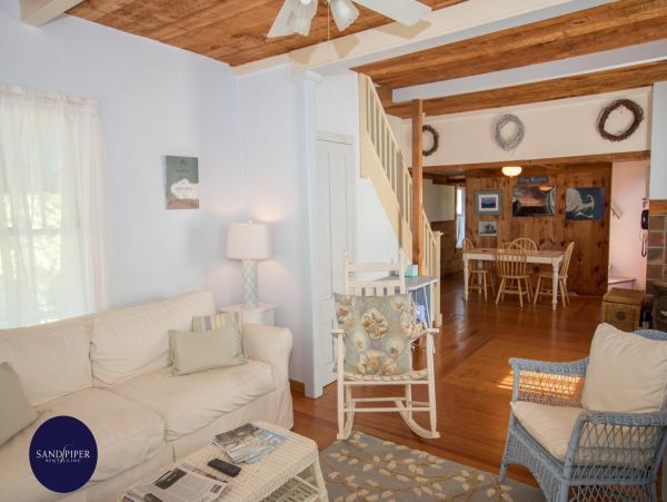 Cape Cod Home 995377