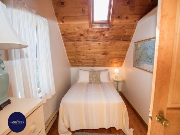 Cape Cod Home 995377