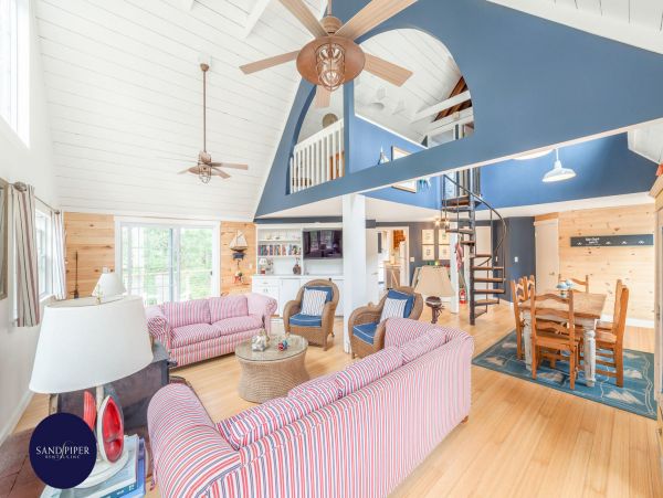 Cape Cod Home 995379