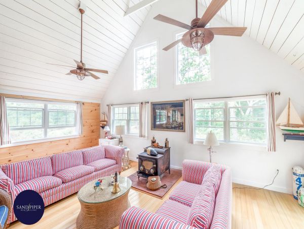 Cape Cod Home 995379