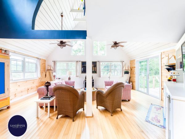 Cape Cod Home 995379