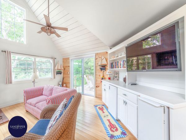 Cape Cod Home 995379