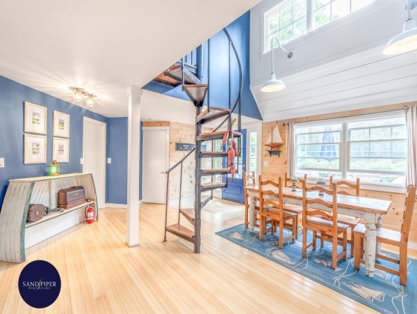 Cape Cod Home 995379