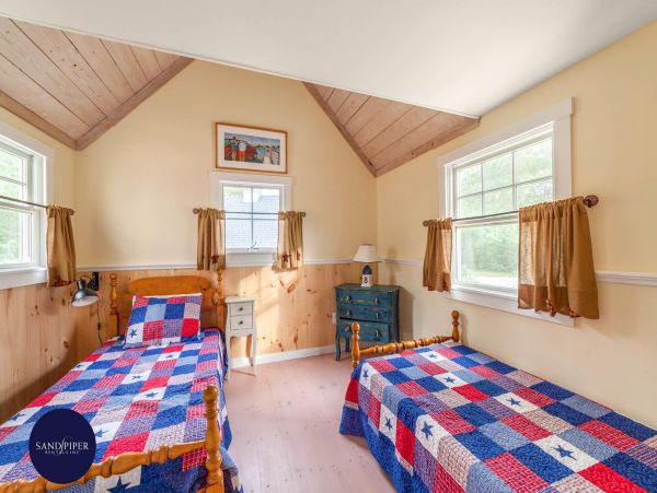 Cape Cod Home 995379