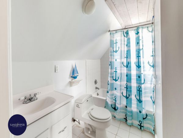 Cape Cod Home 995379