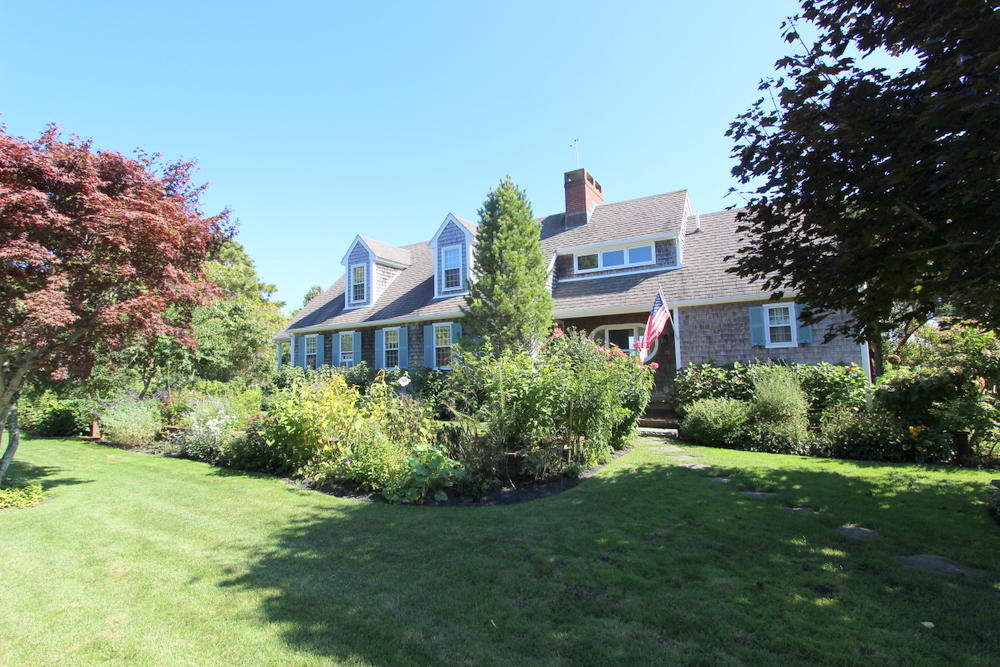 Cape Cod Home 995380