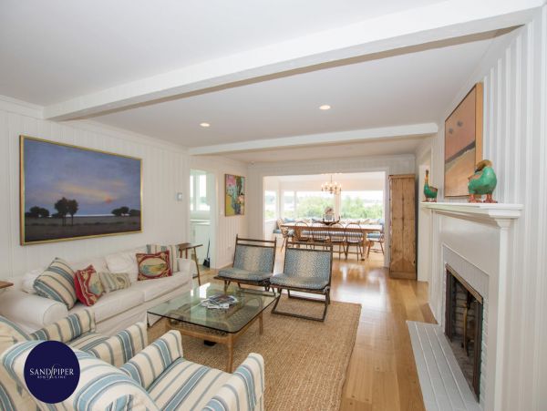 Cape Cod Home 995380