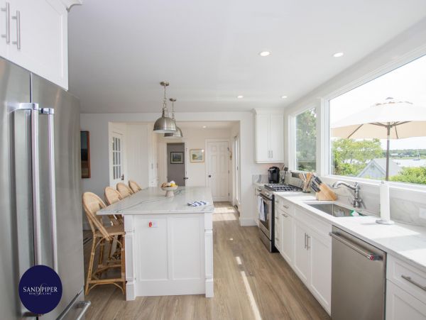 Cape Cod Home 995380