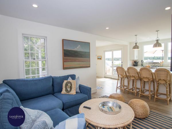 Cape Cod Home 995380
