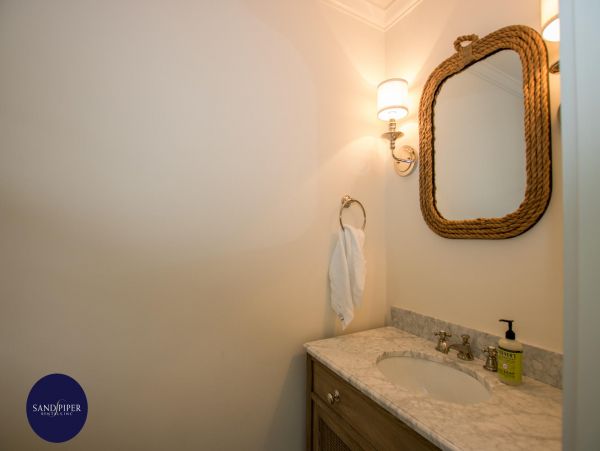 Cape Cod Home 995380